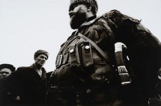 Omar Hadji Khasharov, tué par les Troupes Spéciales russes en mars 1995, dans une embuscade. Les Russes l’appelaient « Le Boucher », car il décapitait les soldats russes.  Alkazurovo, novembre 1995 © Stanley Greene