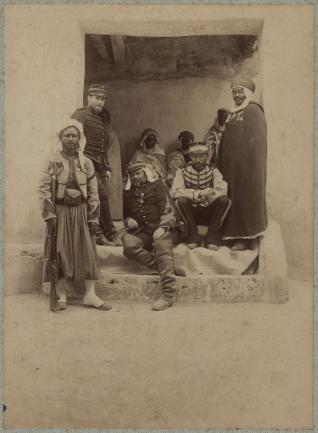 Anonyme, Ouargla – groupe d’officiers sur la porte de la Casbah, fin du XIXe siècle  © musée Nicéphore Niépce