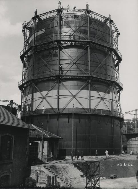 Anonymous Société des Usines à gaz du Nord et de l'Est (Northern  and Eastern Gas Company). Usine d'Epinal : Gazomètre (Epinal Factory: Gasometer) Circa 1927-1928 Silver gelatine print on paper © Musée Nicéphore Niépce collection