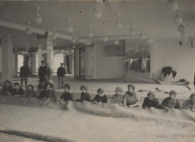 André Dubreuil, Agence Chusseau-Flaviens L'industrie tapissière. Comment on coud et installe en très peu de temps, "à l'américaine", un immense tapis. (Carpet-making industry. How a huge rug is stitched and fitted in a short space of time) 1910s Silver gelatine print on paper  © Musée Nicéphore Niépce collection