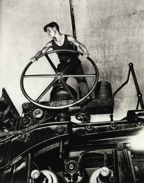 Arcadi Samoïlovitch Chaïkhet Un Komsomol au volant. (A Komsomol at the wheel) Balakhna 1931 Silver gelatine print on paper © DR