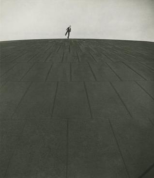 Robert Doisneau, L'homme sur le gazomètre © Atelier Robert Doisneau